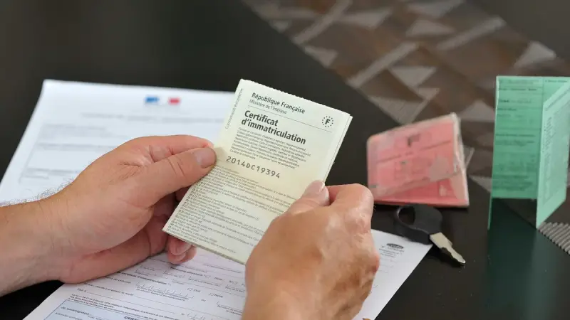 Remise des clés et de la carte grise lors de la vente d'un véhicule d'occasion